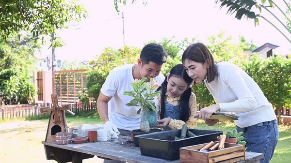 Ebeveyn Kızı Evdeki Bahçeye Ağaç Dikiyorlar Yaz Tatilinde Aile Hayatı — Stok fotoğraf