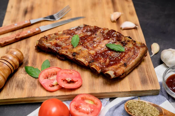 Ev yapımı barbekü pirzolası, salamura ve sos. Kış tatilinde evde yemek yapmak..