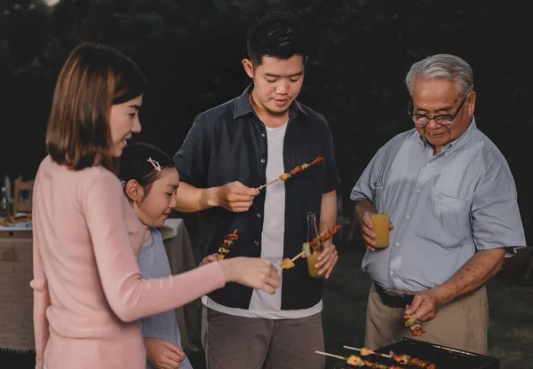 Asiatisk Familj Som Har Grillfest Hemma Matlagning Grillad Bbq Till — Stockfoto