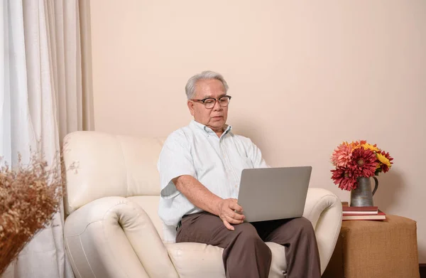 Pria Asia Senior Menggunakan Laptop Dan Mencari Asuransi Setelah Pensiun — Stok Foto
