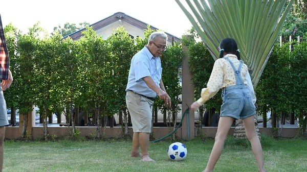 Família Asiática Jogar Futebol Jardim Casa Pai Com Criança Avô — Fotografia de Stock