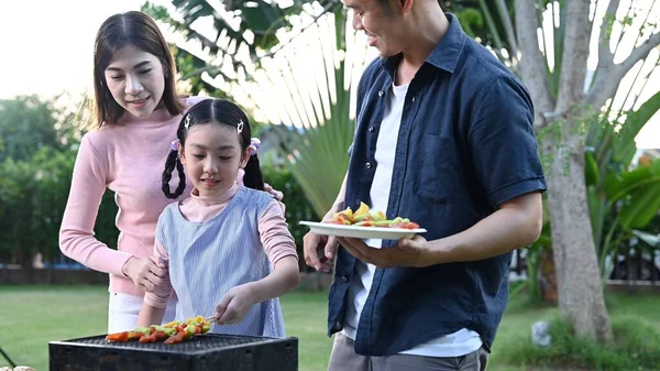 Asian Family Having Barbecue Party Home Cooking Grilled Bbq Dinner — Stock Photo, Image