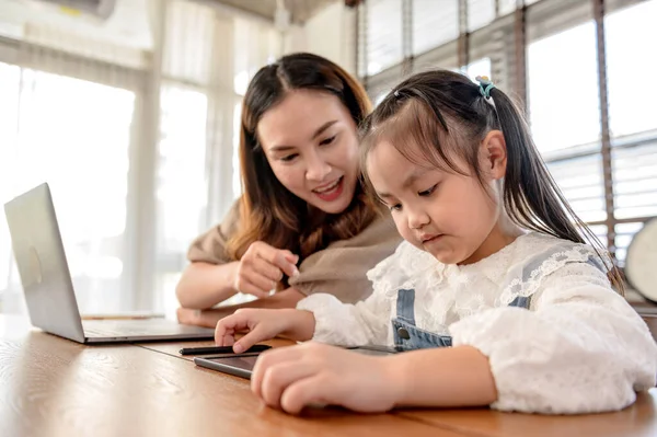 Ibu Bekerja Dan Mengajar Anak Perempuan Untuk Belajar Online Rumah — Stok Foto