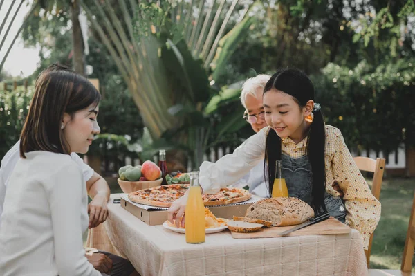 Asiatisk Familj Som Äter Pizza Trädgården Hemma Förälder Med Barn — Stockfoto