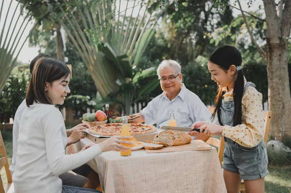 Keluarga Asia Makan Pizza Kebun Rumah Orangtua Dengan Anak Dan — Stok Foto