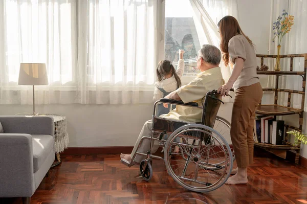 Pria Senior Asia Sakit Dan Duduk Kursi Roda Gaya Hidup — Stok Foto