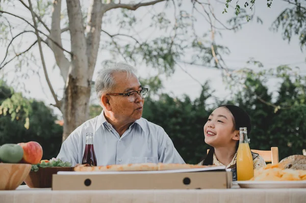 Morfar Och Barnbarn Äter Pizza Hemma Pensionsålder Livsstil Med Familjen — Stockfoto