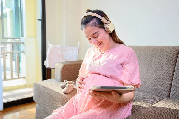 Mulher Grávida Asiática Ficar Casa Sozinho Ouça Música Com Bebê Fotos De Bancos De Imagens