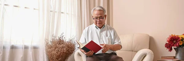 Asian Senior Man Reading Book Stay Alone Home Estilo Vida Fotos De Bancos De Imagens
