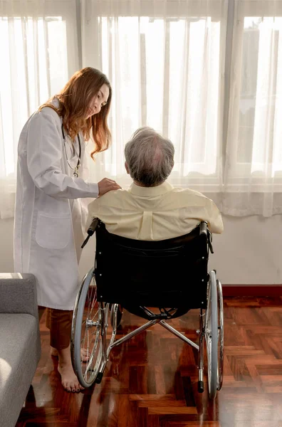 Asian Senior Man Sick Sitting Wheelchair Médico Verificar Saúde Idade Imagens De Bancos De Imagens Sem Royalties