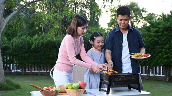 Keluarga Asia Mengadakan Pesta Barbekyu Rumah Memasak Panggang Bbq Untuk Stok Foto Bebas Royalti