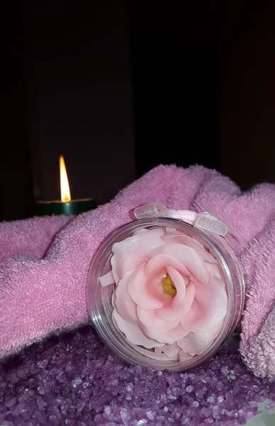 Ambiente de spa. Sal marina y jabón hecho a mano formado como rosa . —  Fotos de Stock