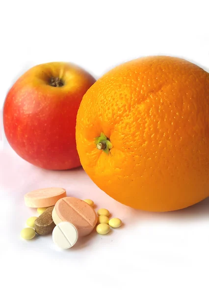 Orangen- und Apfelfrüchte oder Tabletten — Stockfoto