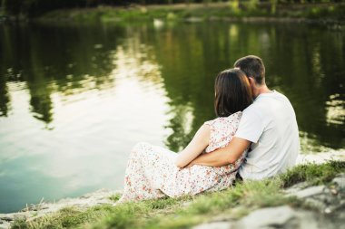 Kıyıda oturan 2 severler