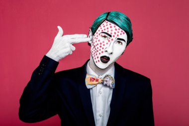 Çocuk kendini pop art, bir ceket, bir papyon giyinmiş tarzında vuruyor