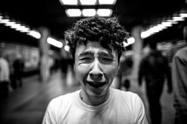 Fiú sír a metróban, fekete-fehér fénykép Stock Kép