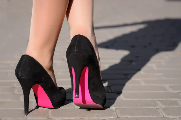 市では、靴で歩く女の子 — ストック写真
