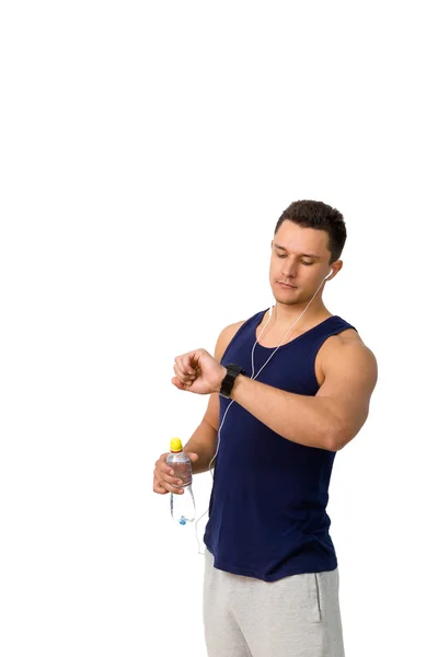 Retrato de un hombre atlético después de hacer ejercicios y sostener una botella . Fotos de stock