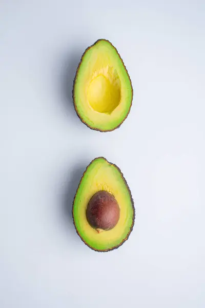 Verse Biologische Avocado Snij Doormidden Gescheiden Witte Achtergrond — Stockfoto