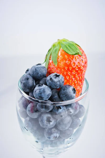 Blaubeeren Und Erdbeeren Einer Schüssel Isoliert Auf Weiß Nahaufnahme — Stockfoto