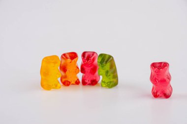 Jöleli terler beyaz arka planda izole edilmiş ayılar 