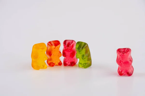 Jöleli terler beyaz arka planda izole edilmiş ayılar 