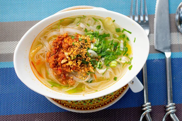 Geleneksel Loas domuz çorbası..