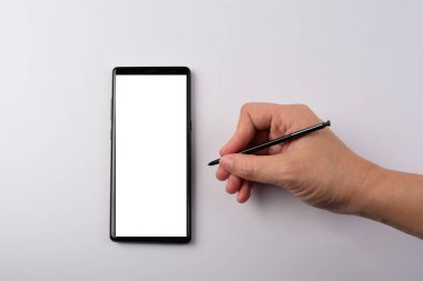 Beyaz ekranlı el ve akıllı telefon ve beyaz arkaplana izole edilmiş yazma için siyah stil. 