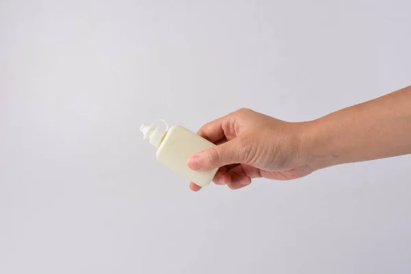 Mão Segurando Uma Garrafa Plástico Fundo Branco — Fotografia de Stock