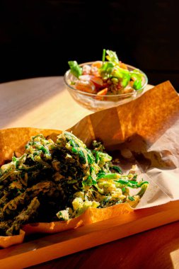 Çıtır çıtır sabah ihtişamı baharatlı salata, leziz Tayland geleneksel yemekleri..