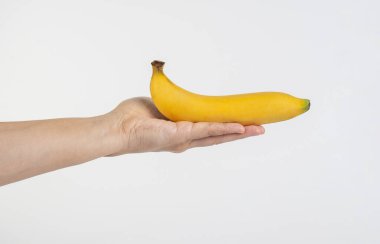 Beyaz arkaplanda sarı muz