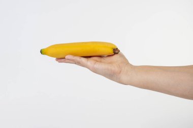 Beyaz arkaplanda sarı muz