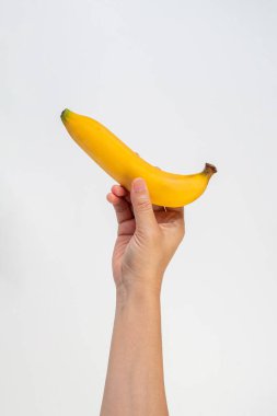Beyaz arkaplanda sarı muz