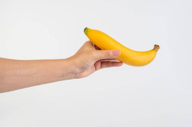 Beyaz arkaplanda sarı muz