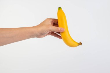 Beyaz arkaplanda sarı muz