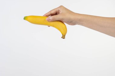 Beyaz arkaplanda sarı muz