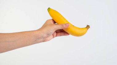 Beyaz arkaplanda sarı muz