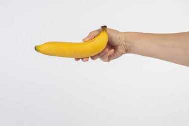 Beyaz arkaplanda sarı muz