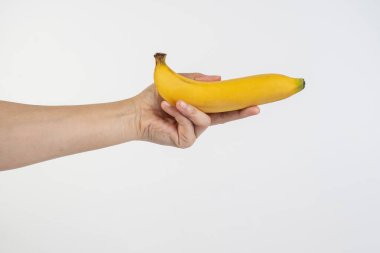 Beyaz arkaplanda sarı muz