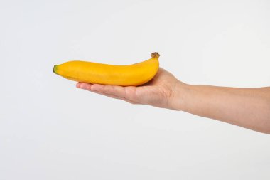 Beyaz arkaplanda sarı muz