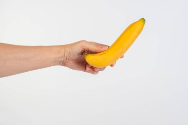 Beyaz arkaplanda sarı muz