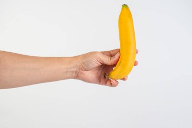 Beyaz arkaplanda sarı muz