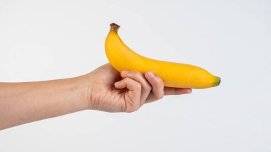 Beyaz arkaplanda sarı muz