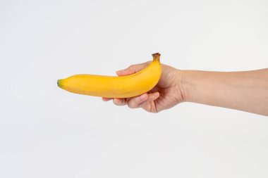 Beyaz arkaplanda sarı muz