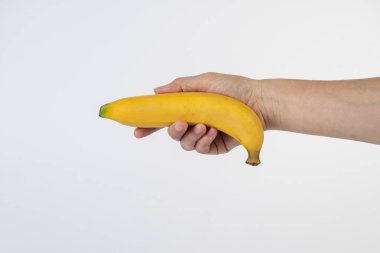 Beyaz arkaplanda sarı muz