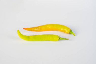 Beyaz arka planda yeşil biber