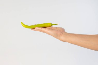 Beyaz arka planda yeşil biber