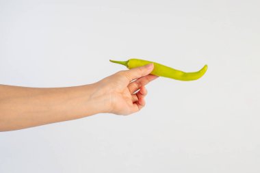 Beyaz arka planda yeşil biber