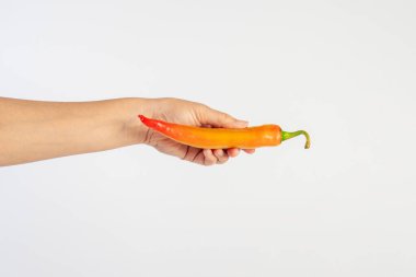 Beyaz arka planda portakal renkli tatlı biber.