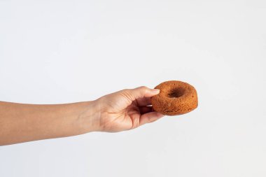 Beyaz arka planda çikolatalı, yuvarlak çörek.